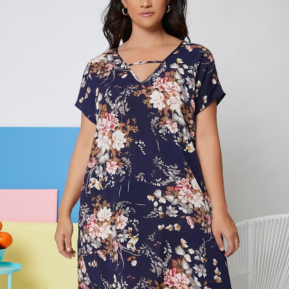 NWOT SHORT V-NECK BOTANICAL PRINT DRESS